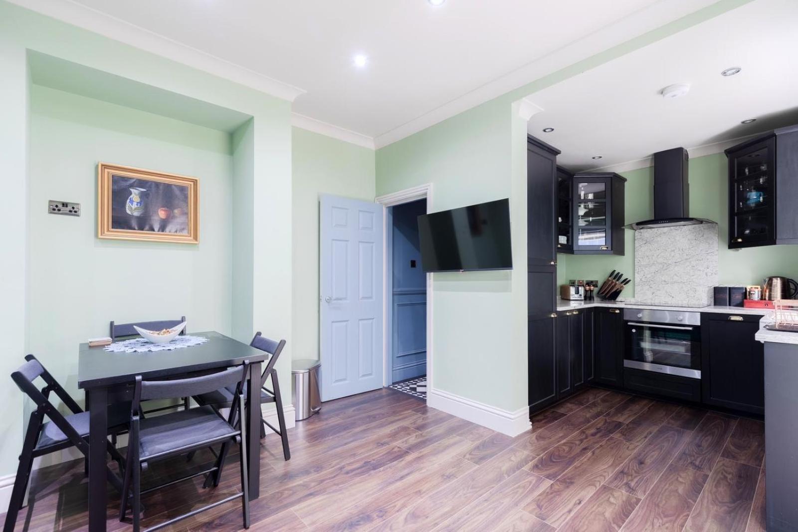 Stylish 2 Bedrooms Flat Sleeps 6 & Garden London Zone 2 cls Central