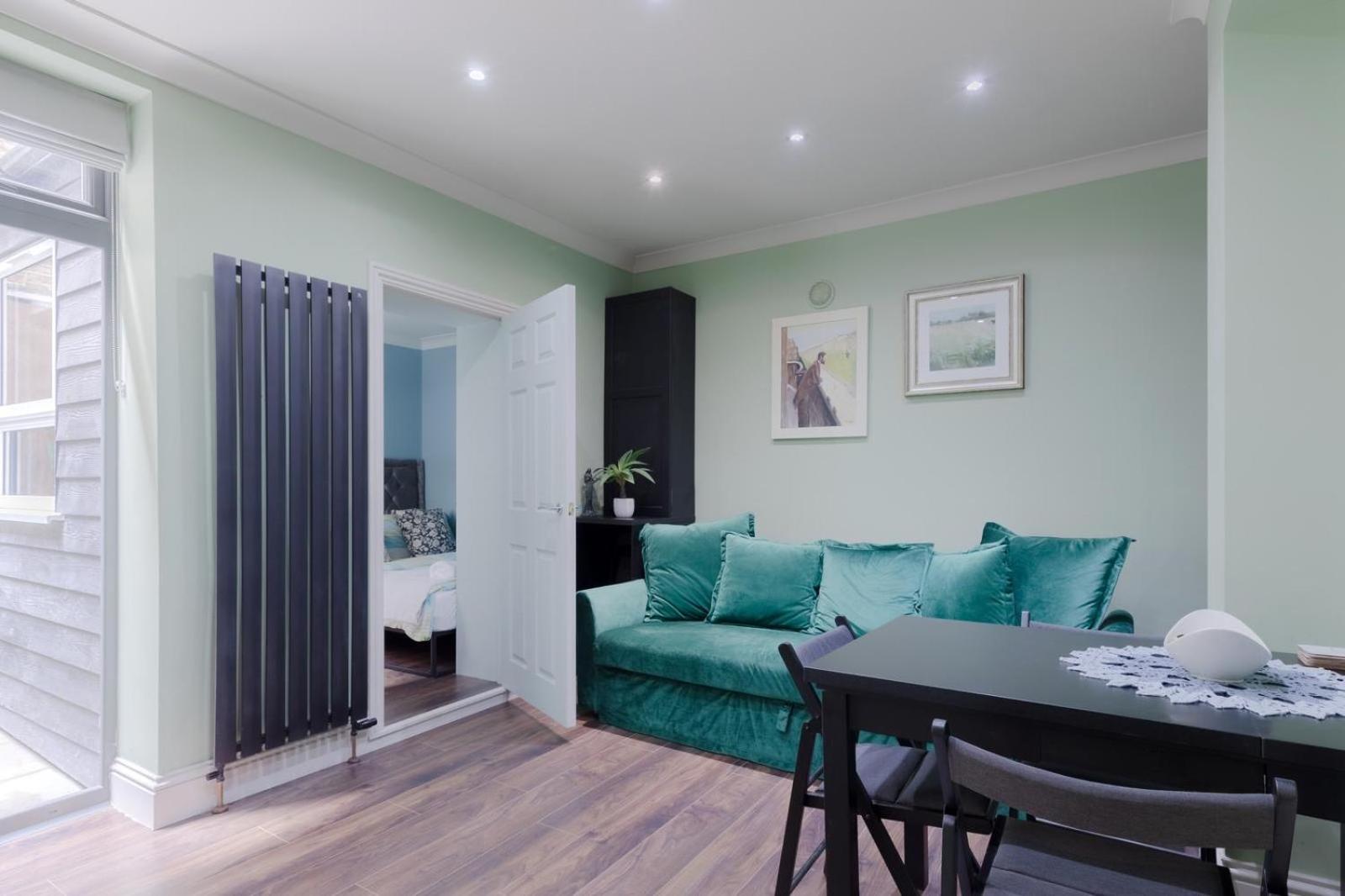 Stylish 2 Bedrooms Flat Sleeps 6 & Garden London Zone 2 cls Central
