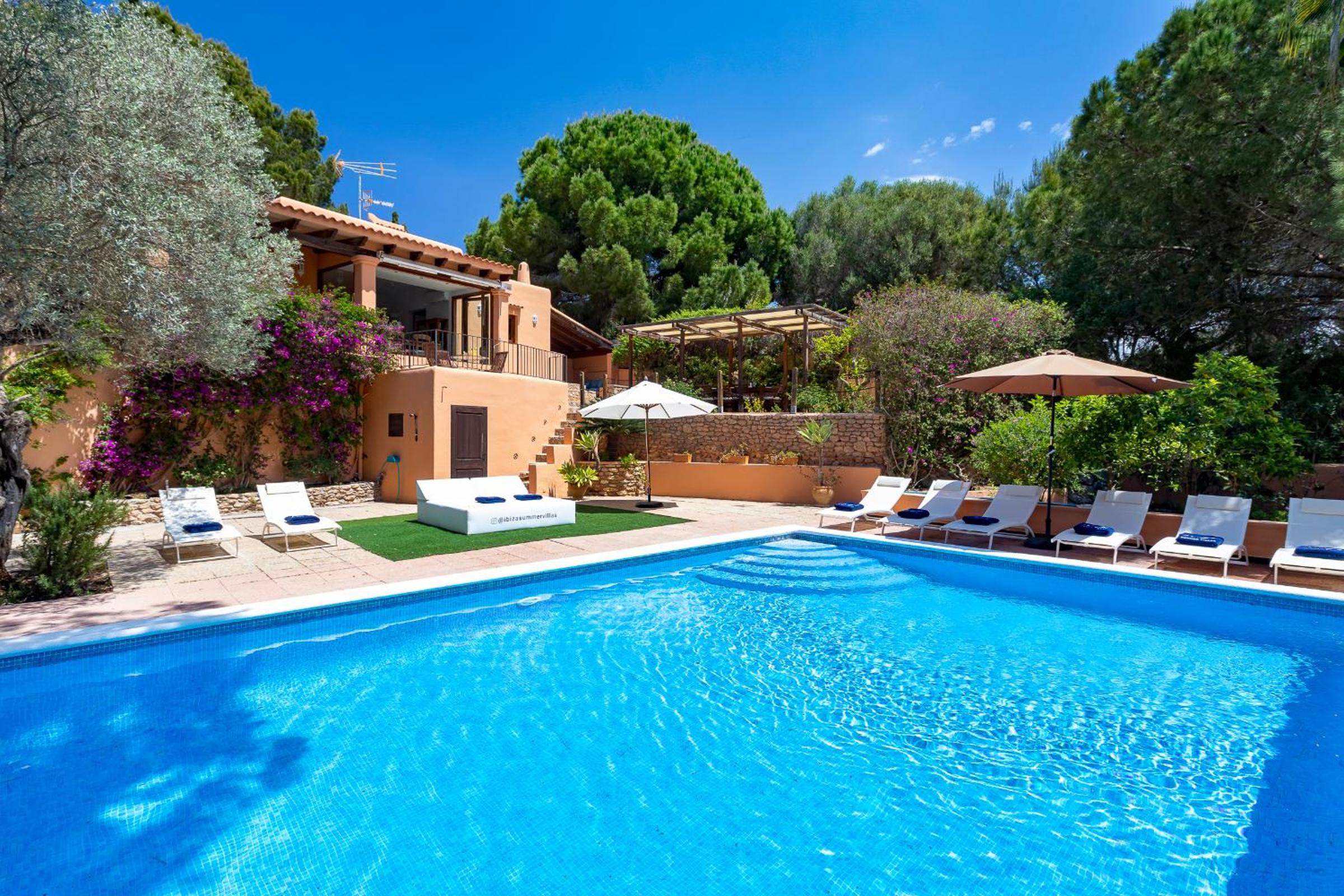 Villa in San Rafael Sleeps 12 view 3