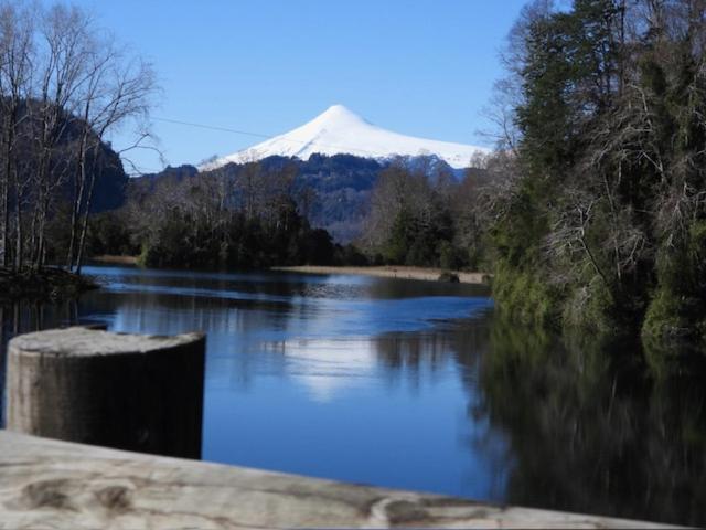 Preciosa cabaña pet friendly con vista a volcanes Villarica y Choshuenco, cerca Termas