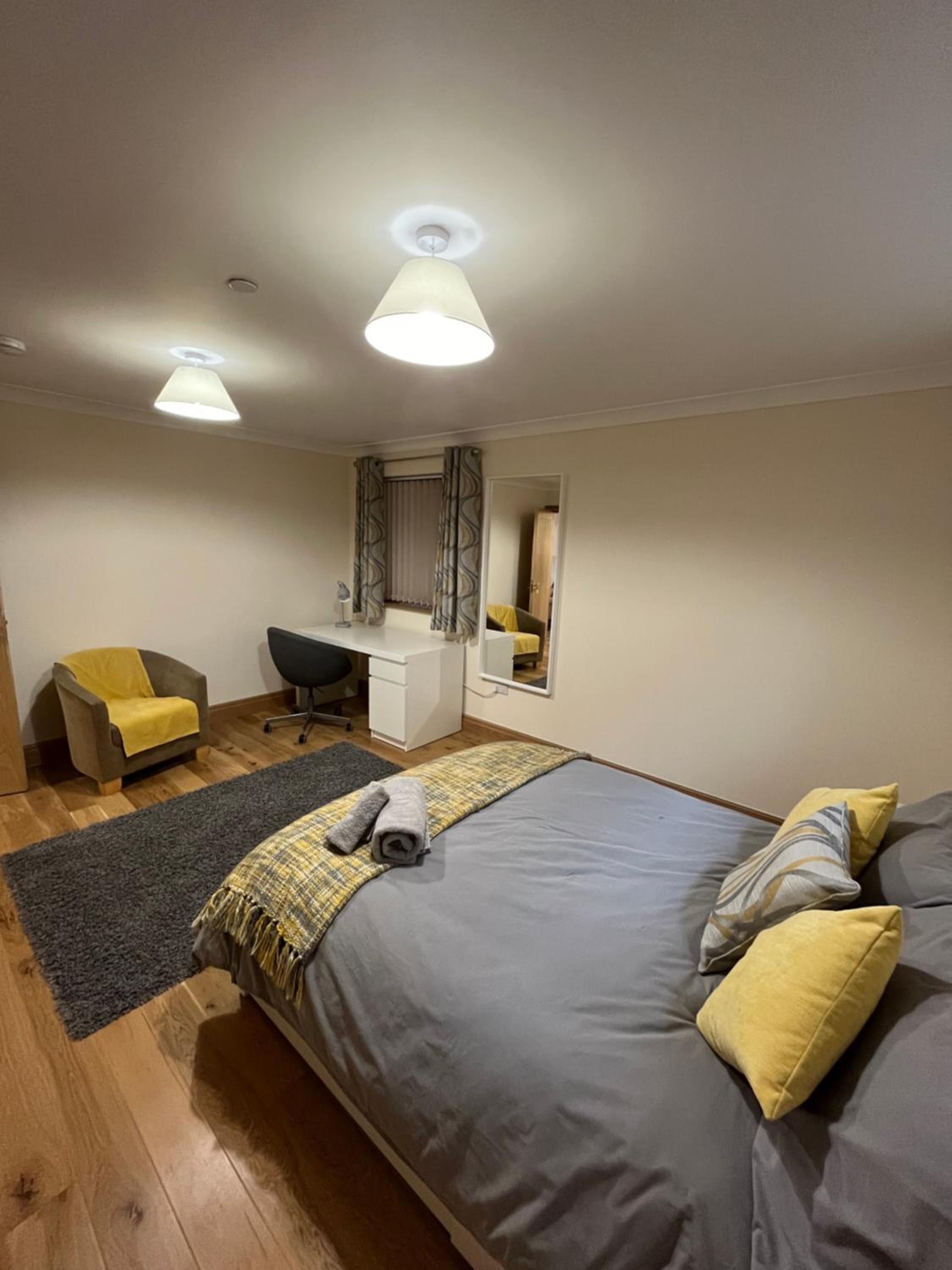 New city flat, 3 x double bed en-suite bedrooms, private kitchen & lounge, free private parking & own workspaces view 3