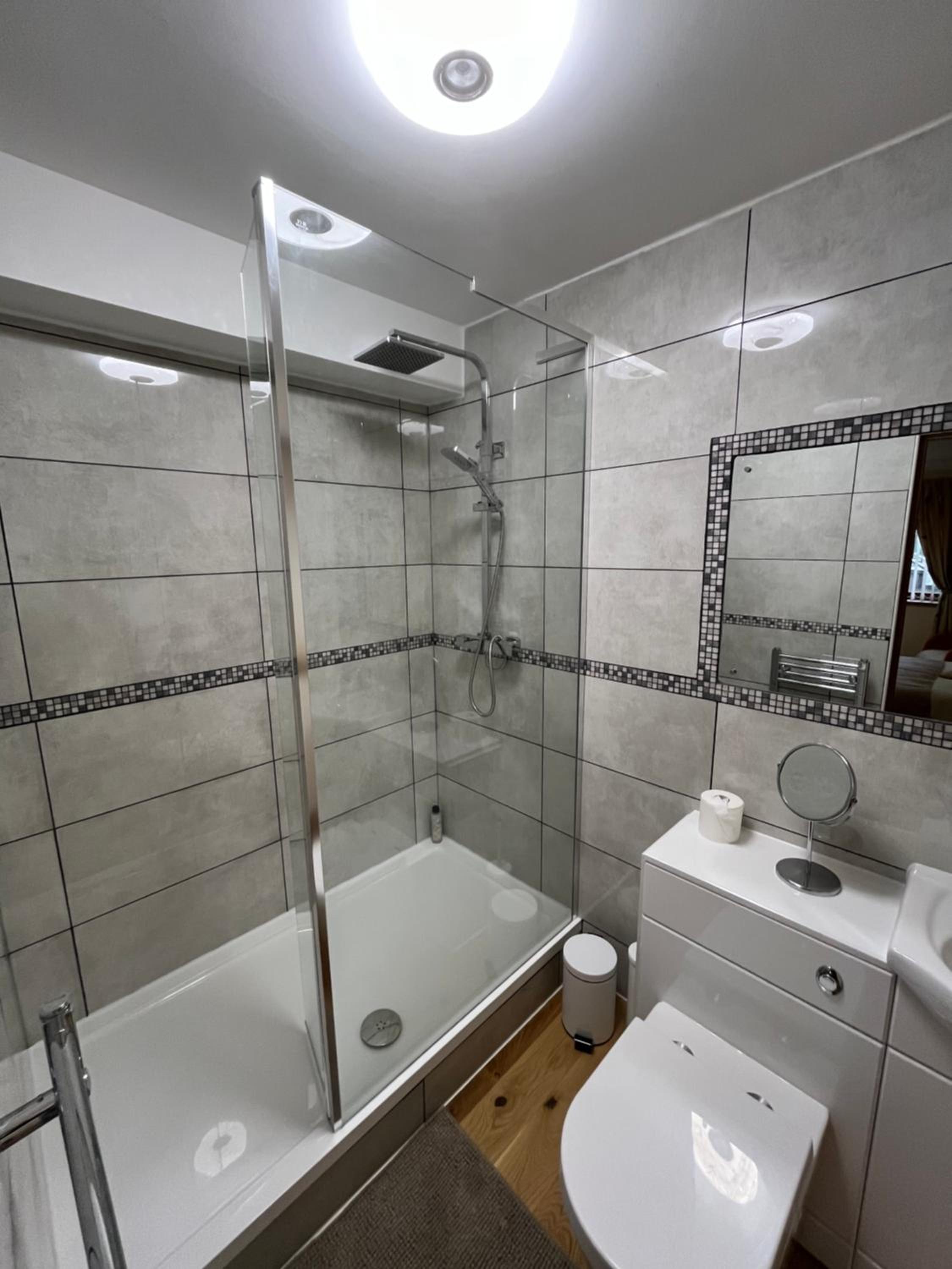 New city flat, 3 x double bed en-suite bedrooms, private kitchen & lounge, free private parking & own workspaces view 4
