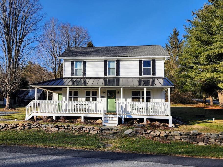 Pocono Farmhouse - Fully Renovated 1881 Home view 3