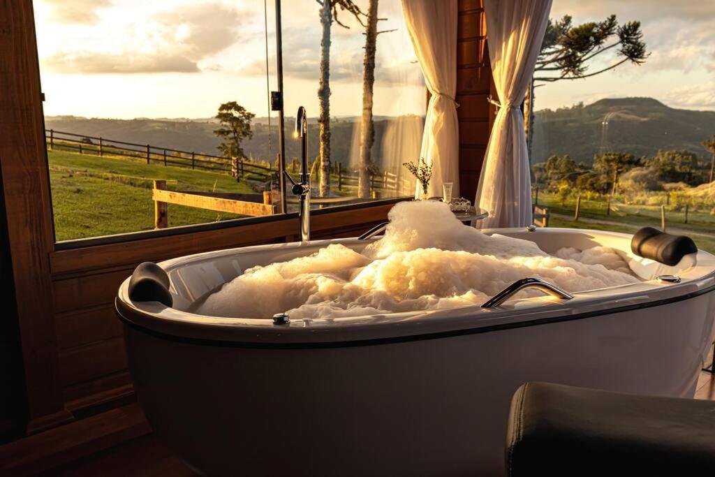 Cabana na montanha, com hidro e vista espetacular.