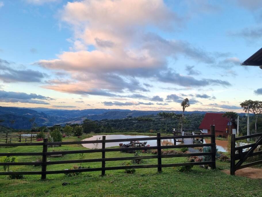 Cabana na montanha, com hidro e vista espetacular.