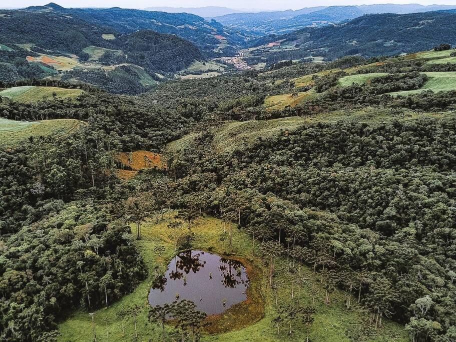 Cabana na montanha, com hidro e vista espetacular.