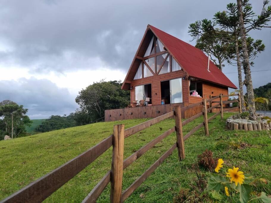 Cabana na montanha, com hidro e vista espetacular.