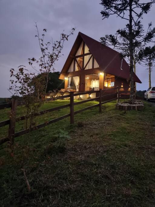 Cabana na montanha, com hidro e vista espetacular.