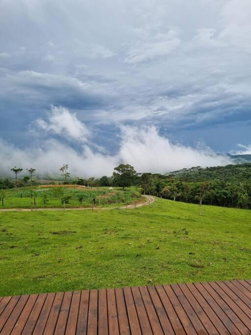 Cabana na montanha, com hidro e vista espetacular.