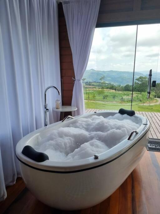 Cabana na montanha, com hidro e vista espetacular.