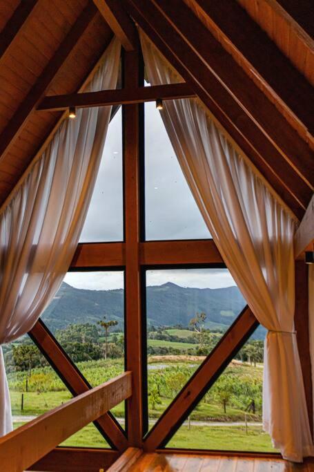 Cabana na montanha, com hidro e vista espetacular.