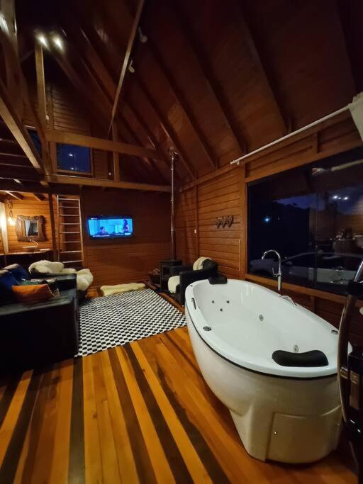 Cabana na montanha, com hidro e vista espetacular.