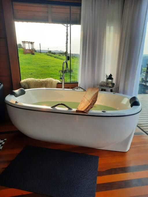 Cabana na montanha, com hidro e vista espetacular.