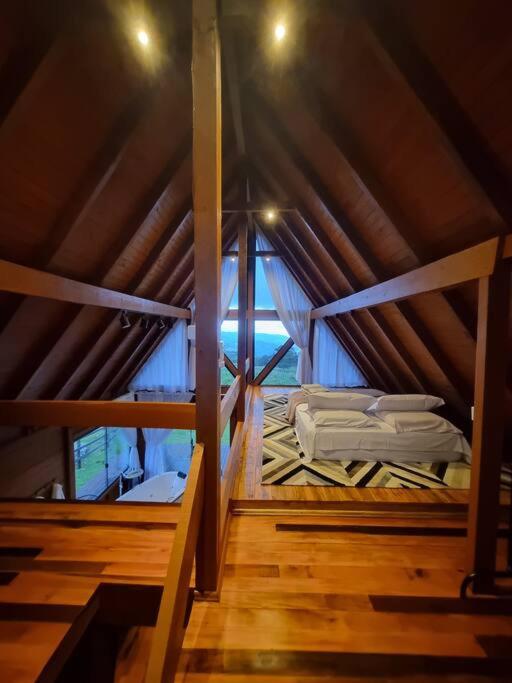 Cabana na montanha, com hidro e vista espetacular.