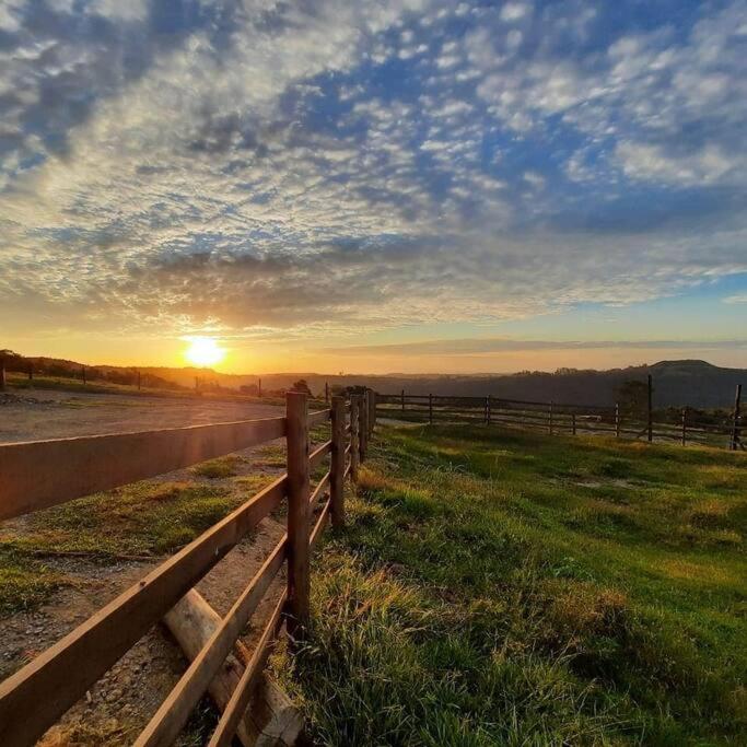 Cabana na montanha, com hidro e vista espetacular.