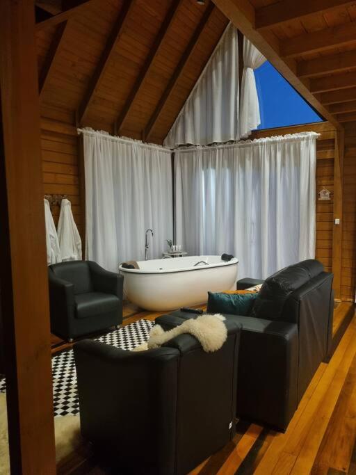 Cabana na montanha, com hidro e vista espetacular.