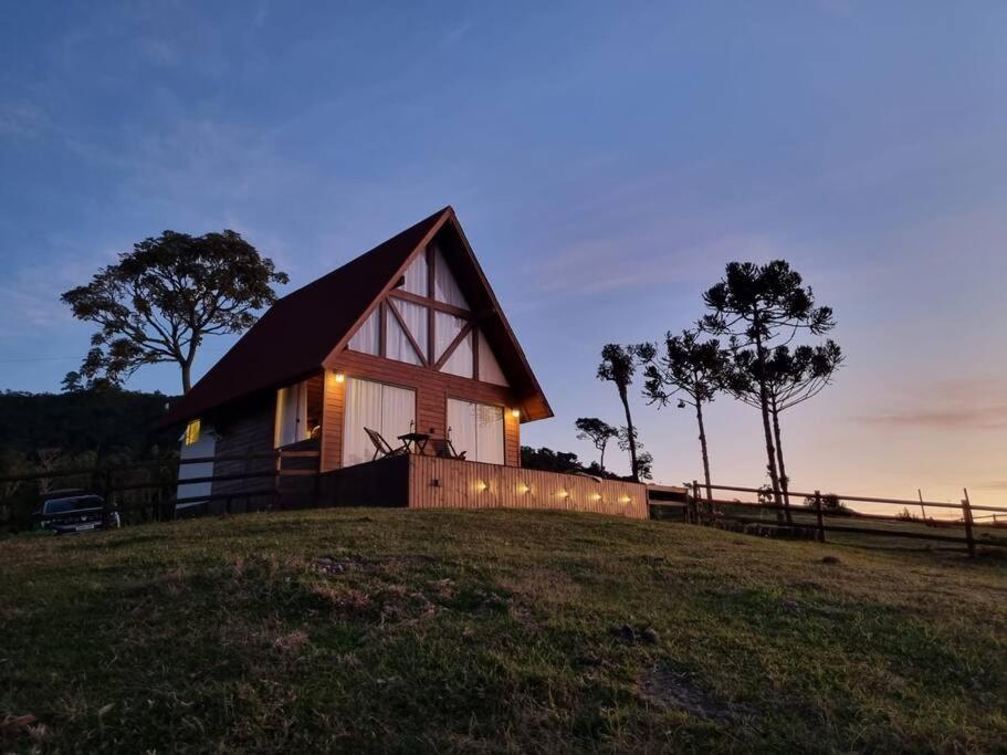 Cabana na montanha, com hidro e vista espetacular.