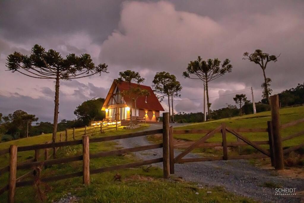 Cabana na montanha, com hidro e vista espetacular.