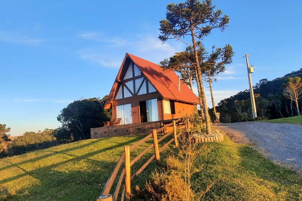 Cabana na montanha, com hidro e vista espetacular.