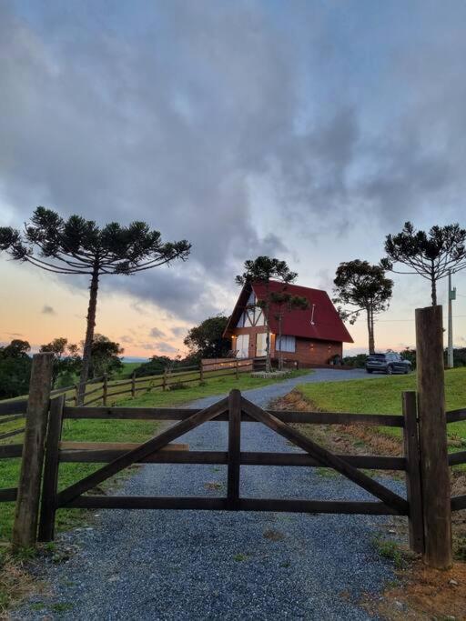 Cabana na montanha, com hidro e vista espetacular.