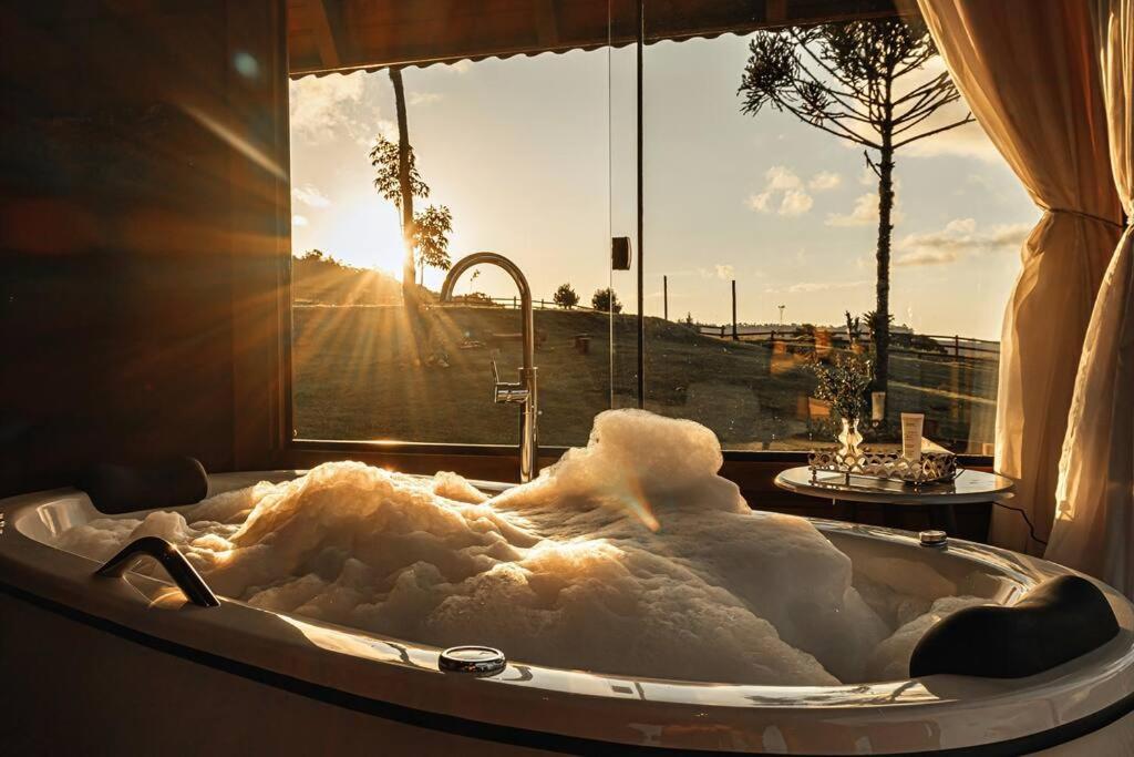 Cabana na montanha, com hidro e vista espetacular.