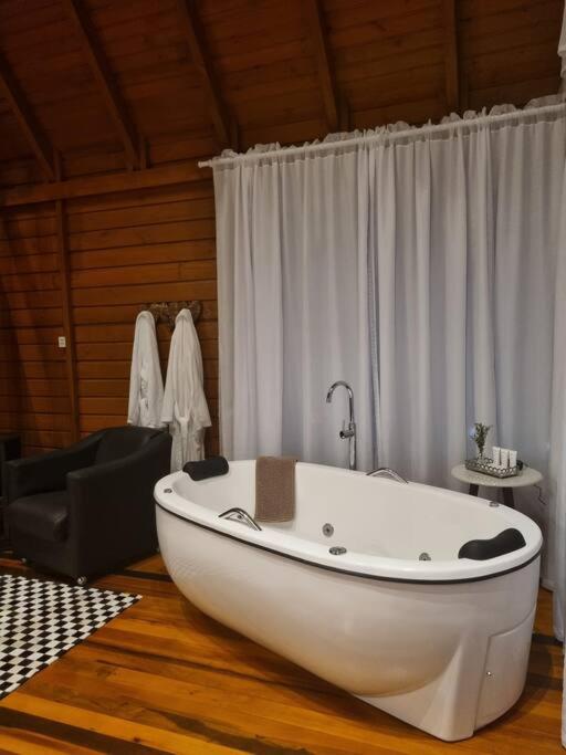 Cabana na montanha, com hidro e vista espetacular.