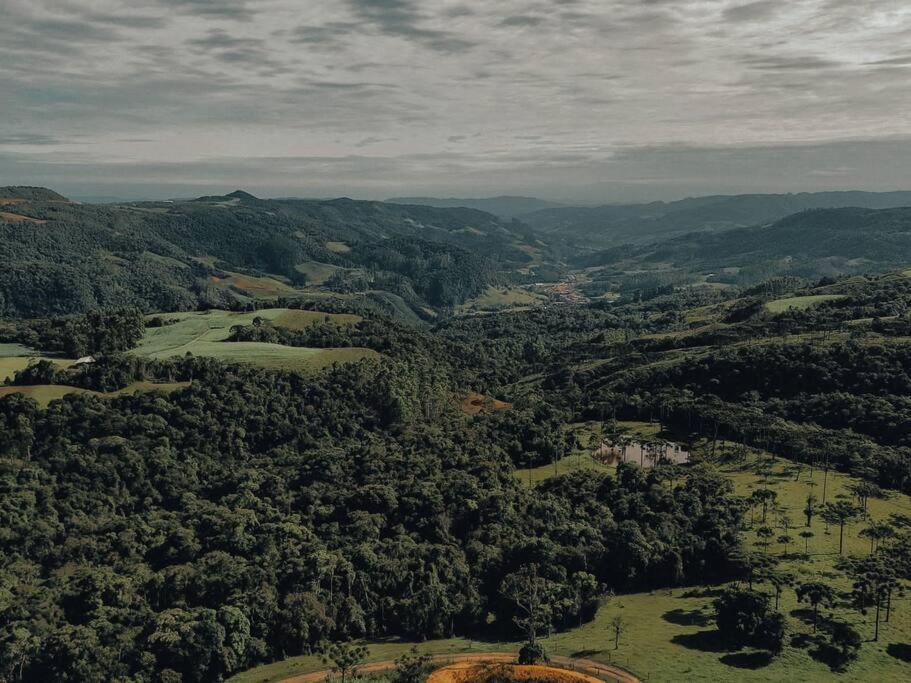 Cabana na montanha, com hidro e vista espetacular.