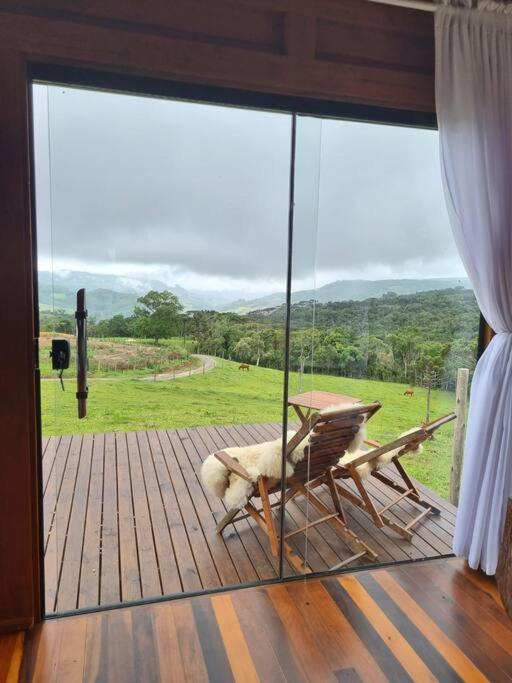 Cabana na montanha, com hidro e vista espetacular.