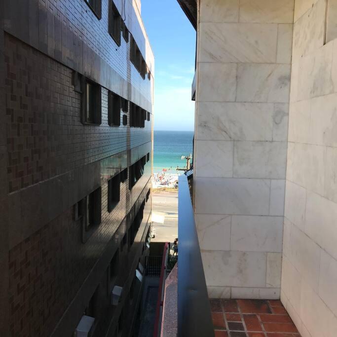 Apto 5 quart. Prédio frente mar