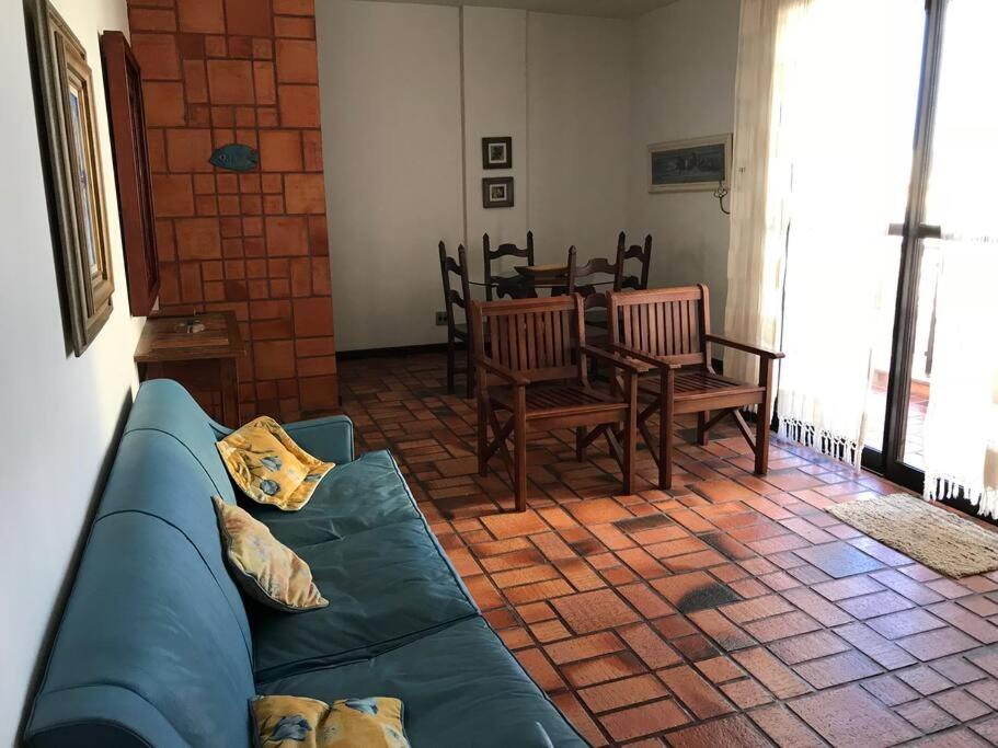 Apto 5 quart. Prédio frente mar