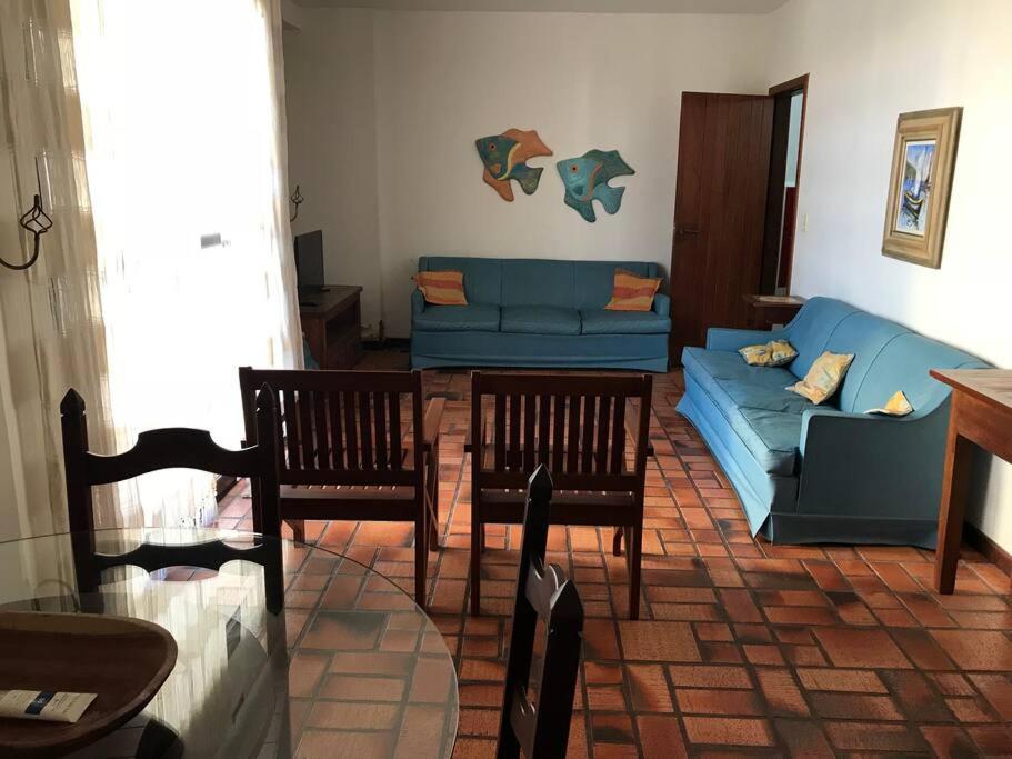Apto 5 quart. Prédio frente mar