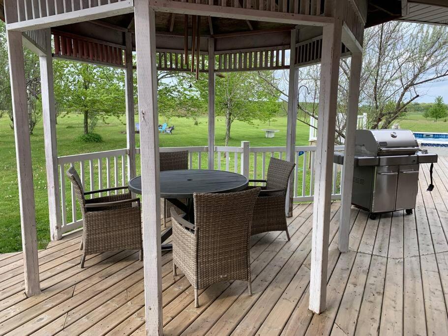 4 Bedrms, Indoor HotTub, Wineries & Niagara Falls