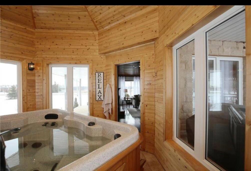 4 Bedrms, Indoor HotTub, Wineries & Niagara Falls
