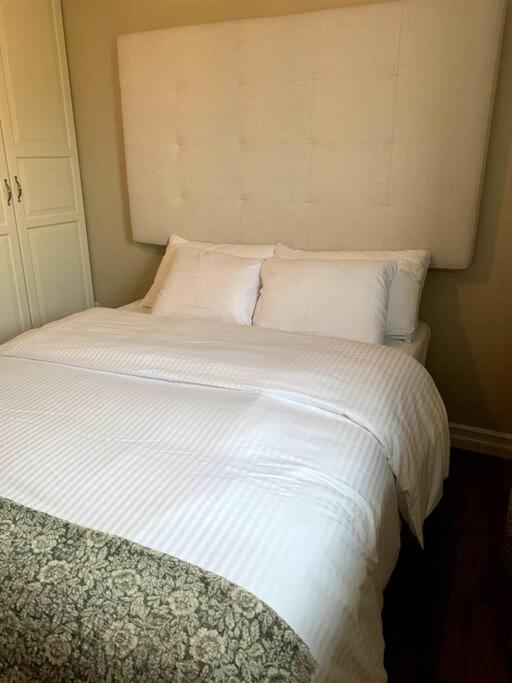 4 Bedrms, Indoor HotTub, Wineries & Niagara Falls