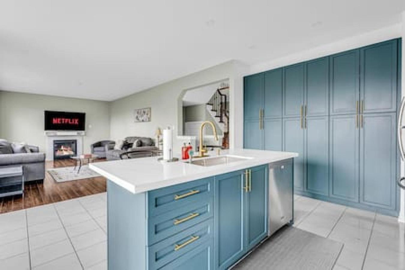 Luxury Mansion with Chefs Kitchen by Niagara Falls
