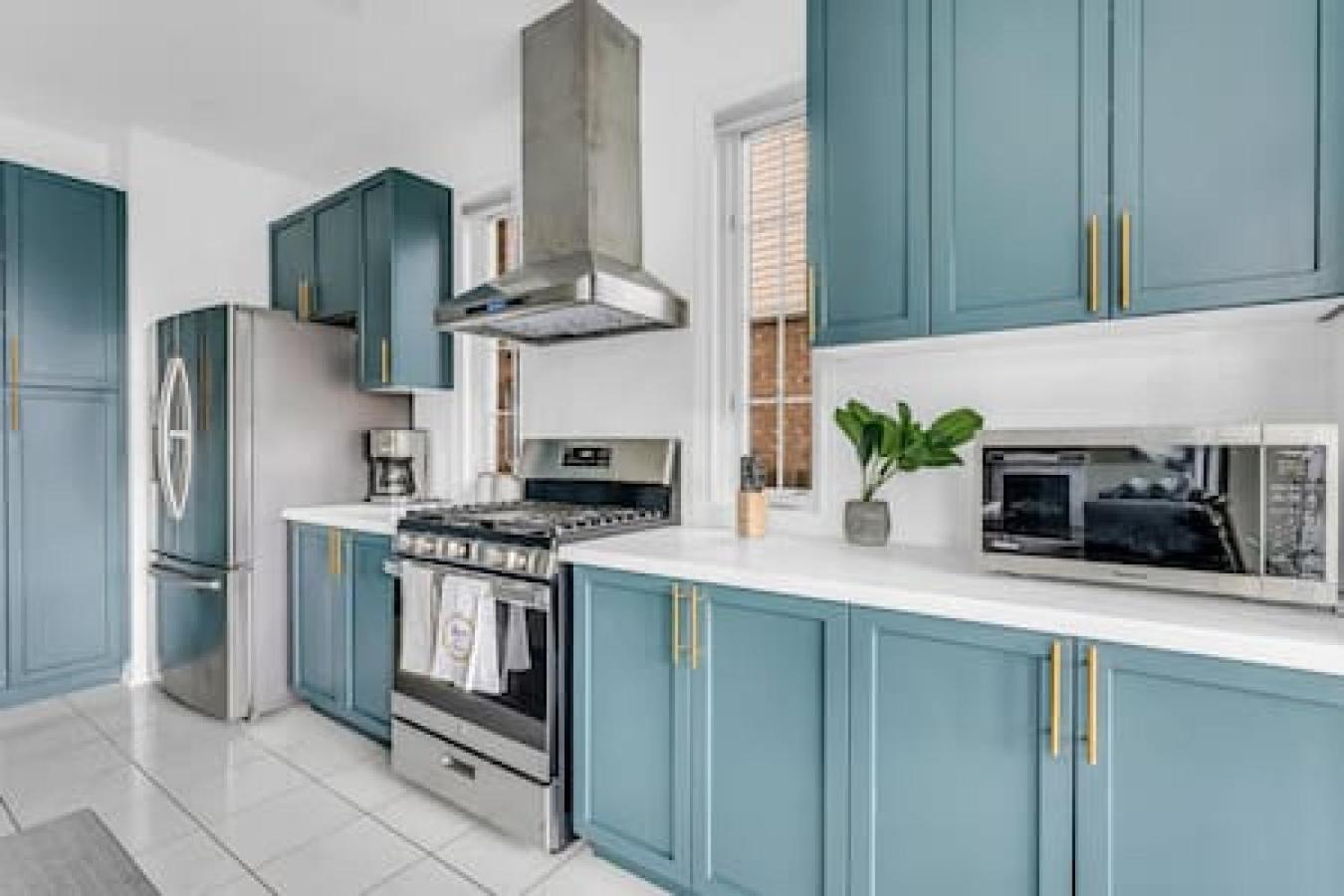 Luxury Mansion with Chefs Kitchen by Niagara Falls