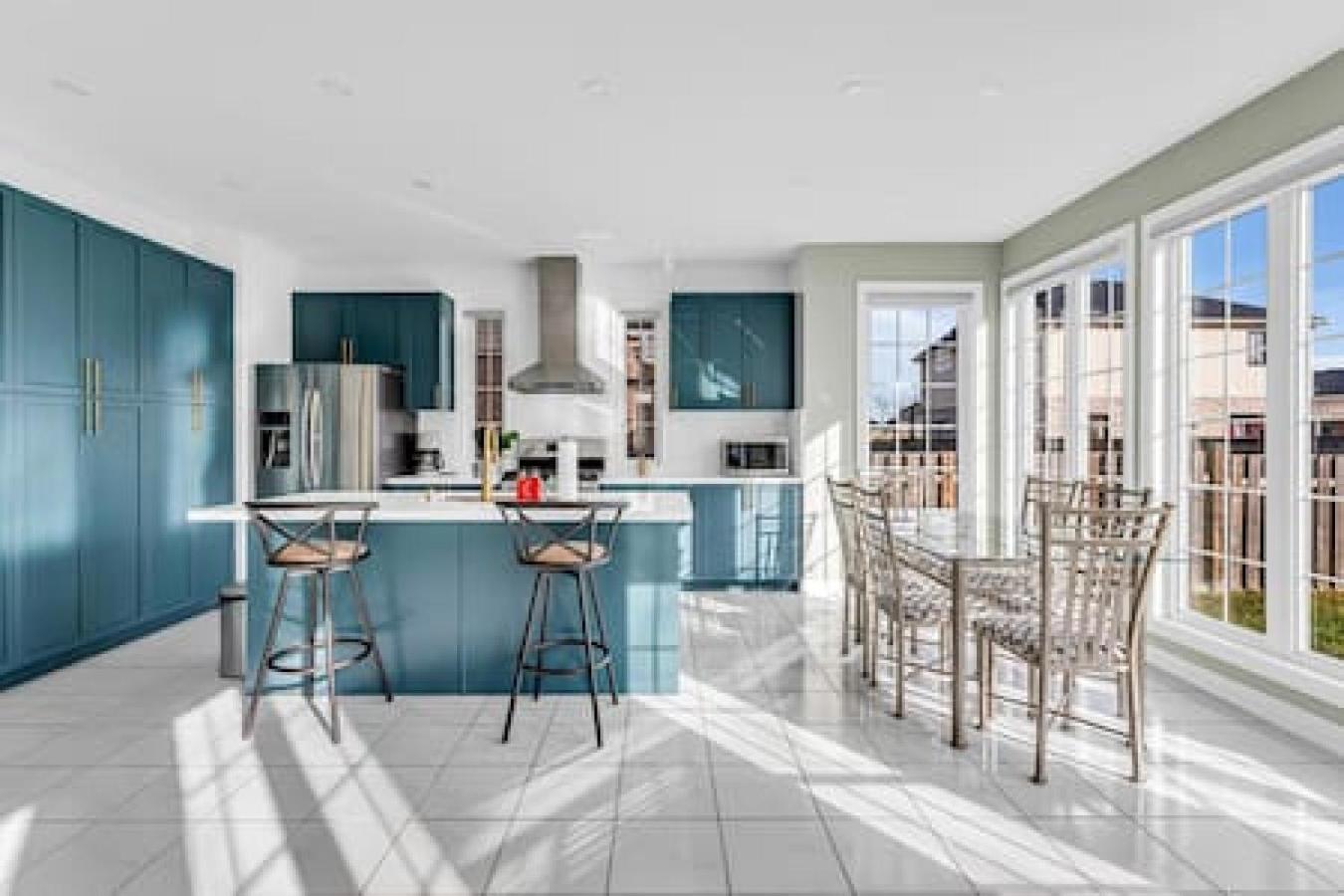Luxury Mansion with Chefs Kitchen by Niagara Falls