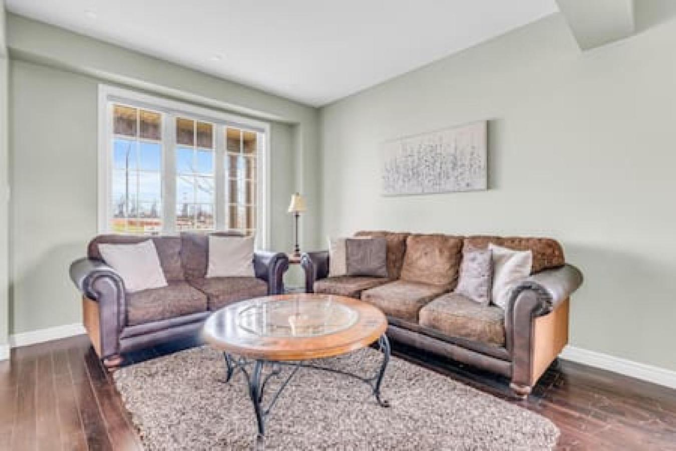 Luxury Mansion with Chefs Kitchen by Niagara Falls