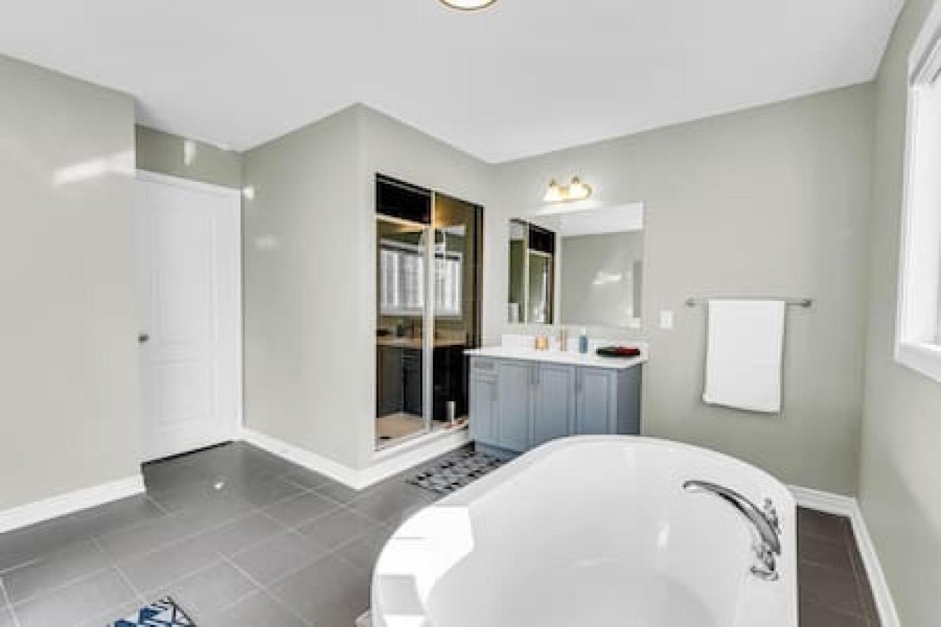 Luxury Mansion with Chefs Kitchen by Niagara Falls