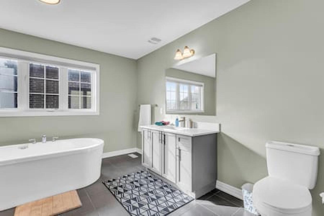 Luxury Mansion with Chefs Kitchen by Niagara Falls