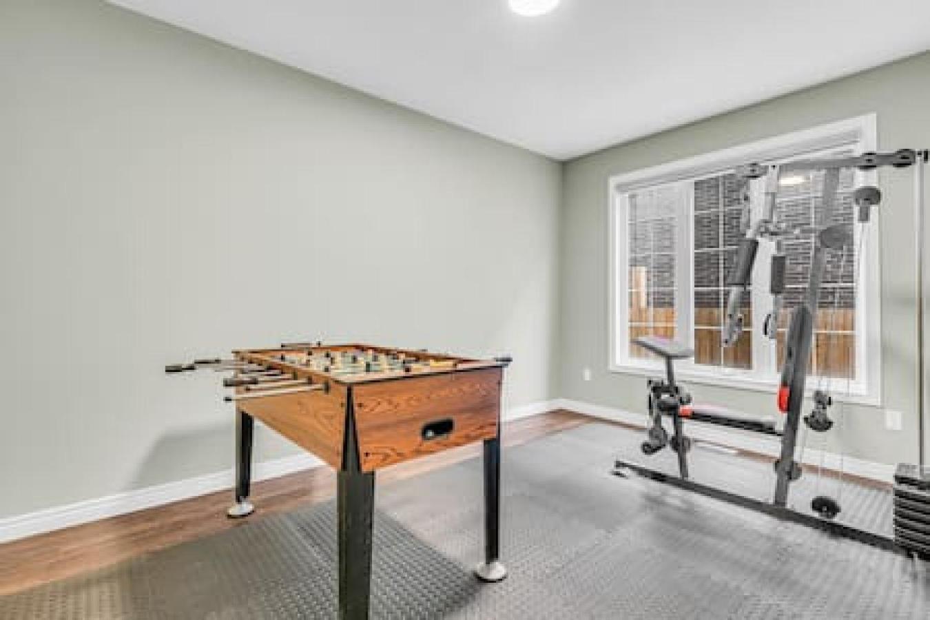 Luxury Mansion with Chefs Kitchen by Niagara Falls
