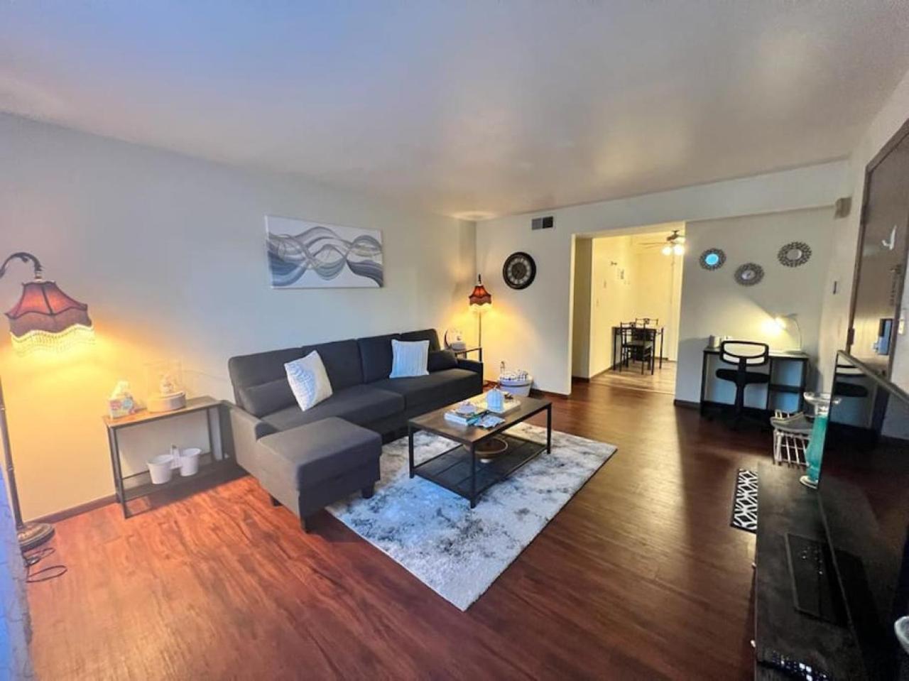 Peoria Vacations - Quiet Cozy 2BR APT Black out Curtains - Property Image 3