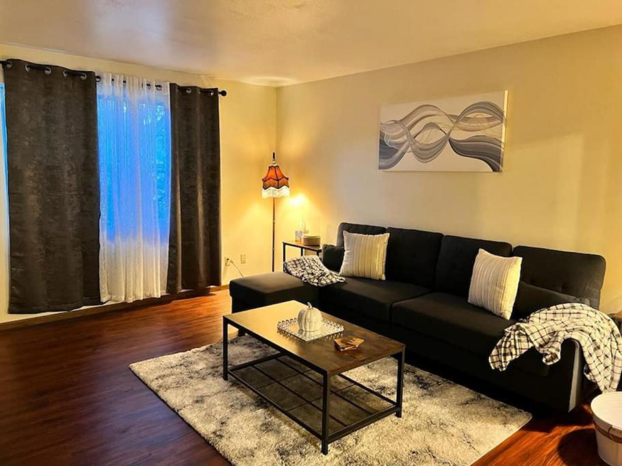 Peoria Vacations - Quiet Cozy 2BR APT Black out Curtains - Property Image 1