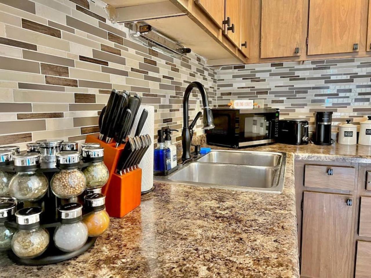 Peoria Vacations - Quiet Cozy 2BR APT Black out Curtains - Property Image 4