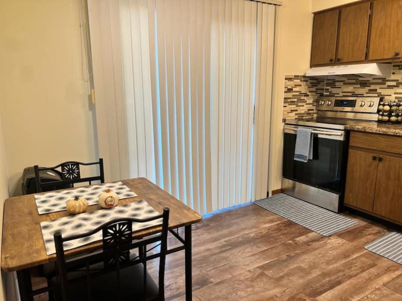 Peoria Vacations - Quiet Cozy 2BR APT Black out Curtains - Property Image 5