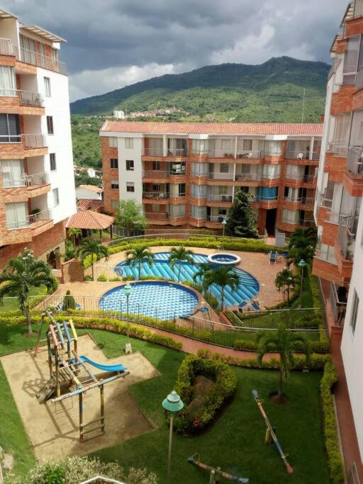 Apartamento amplio con piscina, hermosa vista a la ciudad de San Gil