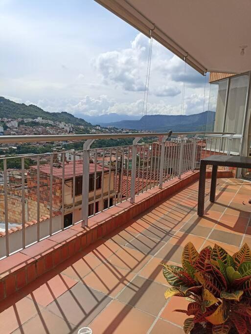 Apartamento amplio con piscina, hermosa vista a la ciudad de San Gil