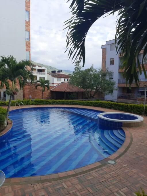 Apartamento amplio con piscina, hermosa vista a la ciudad de San Gil