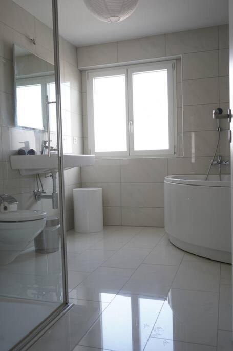 Luxus 3.5 Zimmer-Wohnung-Balkon-Whirlpool-Parking