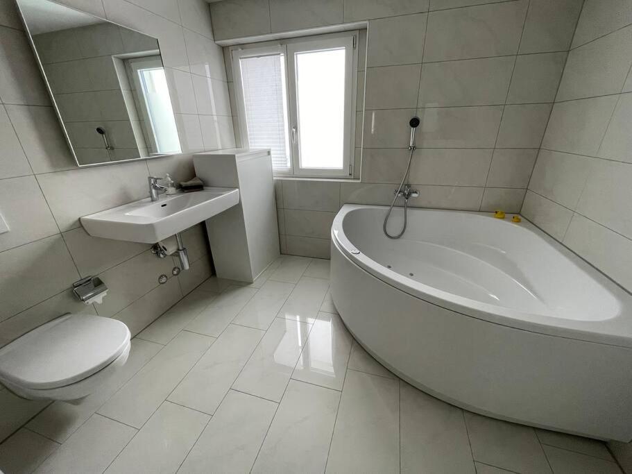 Luxus 3.5 Zimmer-Wohnung-Balkon-Whirlpool-Parking